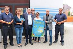 Oldenburgs Bürgermeister Martin Voigt und Sylvaine Mody tragen zum offiziellen Städtepartnerschaftstreffen im Rahmen des Parkfestes bei; Wehrführer André Hasselmann und Kamerad Oliver Wellendorf stellten das Entenrennen vor, bei dem neben Spaß auch Gewinne locken; bei Heike Müller, Michael Metzig und Michael Kümmel laufen die Fäden für die Organisation des Parkfestes zusammen. Von links: André Hasselmann, Heike Müller, Michael Kümmel, Michael Metzig, Sylvaine Mody, Martin Voigt und Oliver Wellendorf.