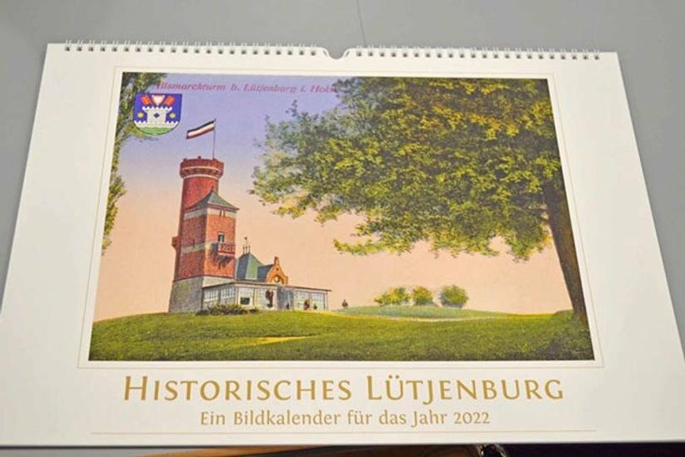 Eine historische Ansicht vom Bismarckturm ziert das Titelblatt vom Lütjenburger Kalender 2022