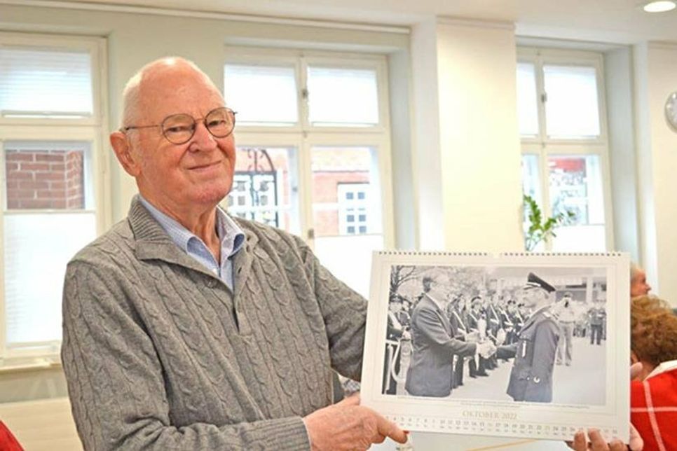 Ehrenwehrführer Hartmut Tretow mit „seinem Kalenderblatt“