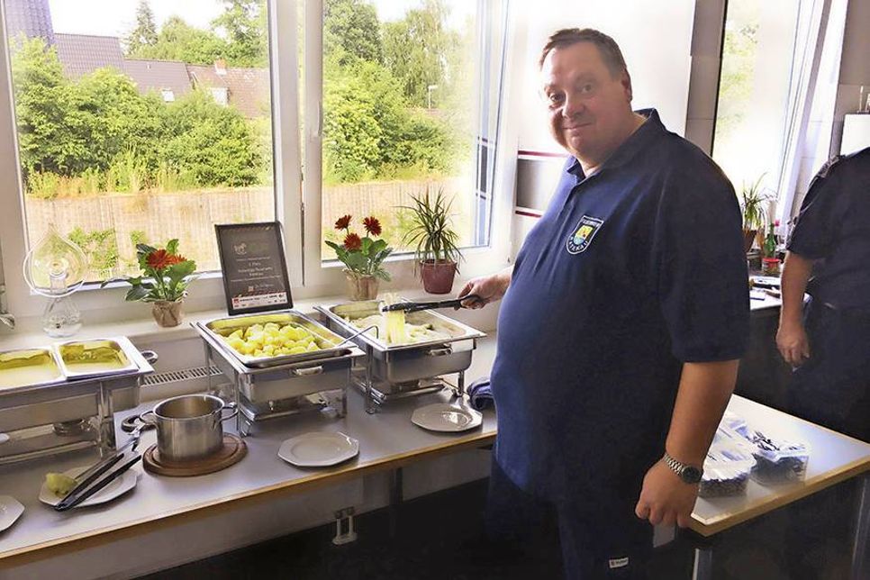 Köstlichen Spargel mit allem Drum und Dran hatte Feuerwehrkoch „Rippchen“ vorbereitet. (Fotos: FFW)