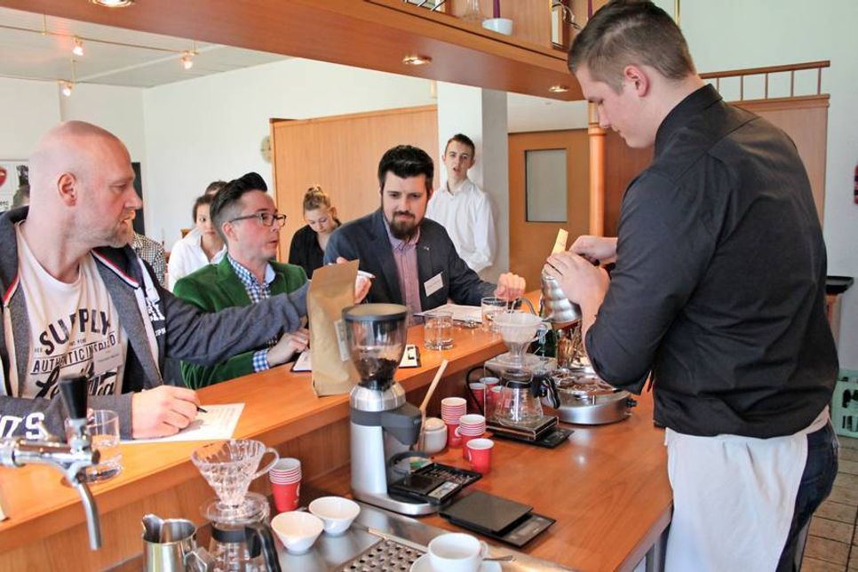 Teilnehmer Linus Hoff (re.) bei der Zubereitung eines Filterkaffees.