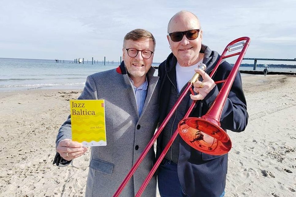 Timmendorfer Strands Bürgermeister Sven Partheil-Böhnke und der künstlerische Leiter Nils Landgren freuen sich auf die JazzBaltica 2023.