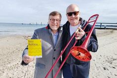 Timmendorfer Strands Bürgermeister Sven Partheil-Böhnke und der künstlerische Leiter Nils Landgren freuen sich auf die JazzBaltica 2023.