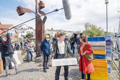 Dreharbeiten zu „Katie Fforde: Emmas Geheimnis“ im Kreis Ostholstein: Noah Paulsen (Lennart Betzgen) und Emma Blum (Julia Brendler).