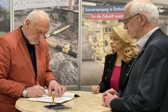 Reiner Wolter (Bürgermeister Gemeinde Damlos), Gesine Strohmeyer und Rüdiger Lange-Jost (v. lks.).