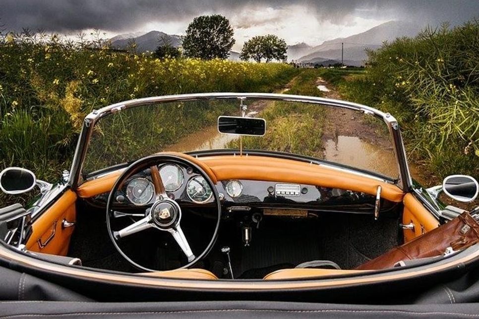 Ein schönes Auto in einer schönen Landschaft.