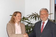 Bürgermeister Andreas Kröger gratuliert Uta Sablowski.