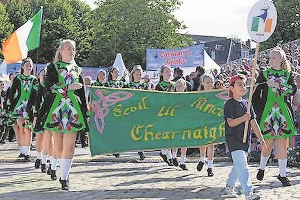 Getanzt wird in zeitgenössischen irischen Trachten und in Kleidung mit keltischen Ornamenten.