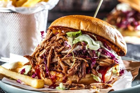 Pulled Pork schmeckt zum Beispiel als Burger besonders gut.