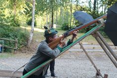 In rund 20 Meter Höhe wird der große Holzvogel gezogen, auf den die Vogelschützen am Sonntag ab 17 Uhr schießen. (Foto: Ahrensböker Gill)