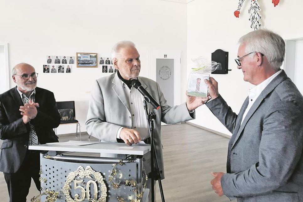 Bürgermeister Adrianus Boonekamp (rechts) erhält vom früheren Vorsitzenden Horst Szyza einen Leuchtturm als Hoffnungszeichen, dass es mit der Gemeinde Süsel immer gut weitergeht (links Helge Lehmkuhl, Vorsitzender des Seniorenparlaments).