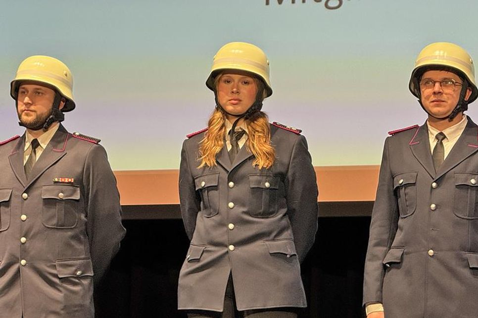 Christoph Stumpf, Anna-Mieke Kardel und Roman Horpychenko wurden von den Kameradinnen und Kameraden der Freiwilligen Feuerwehr Oldenburg offiziell in ihren Reihen begrüßt.