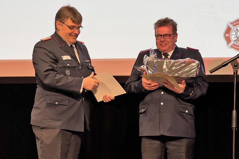 Stefan Kühn wurde mit dem Dienstabzeichen 40 Jahre Dienst in der Feuerwehr von Gemeindewehrführer André Hasselmann ausgezeichnet und freute sich neben weiteren hohen Ehrungen wie das Brandschutzzeichen in Gold SH für 40 Jahre aktive Dienstzeit (verliehen durch Oldenburgs Bürgermeister Jörg Saba) auch über einen Präsentkorb.