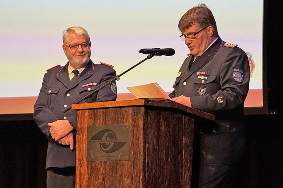 Uwe Barez wurde mit dem Dienstabzeichen 60 Jahre Dienst in der Feuerwehr von Gemeindewehrführer André Hasselmann ausgezeichnet. Zugleich ist er einer der ersten Kameraden, die vor nunmehr gut 60 Jahren in die von Ehrengemeindewehrführer Jürgen Klärmann gegründete Jugendfeuerwehr eintrat.