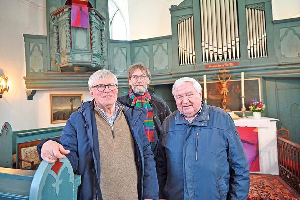 Wolfgang Habenicht-Voss, Pastor Ulrich Gradert und Wolfgang Regel (v. l.) vom Förderverein Johanniskirche kündigen den runden Vereinsgeburtstag am 19. Juli an und freuen sich auf neue Kontakte und noch mehr Austausch bei der Kirchensprechstunde am 7. Mai.