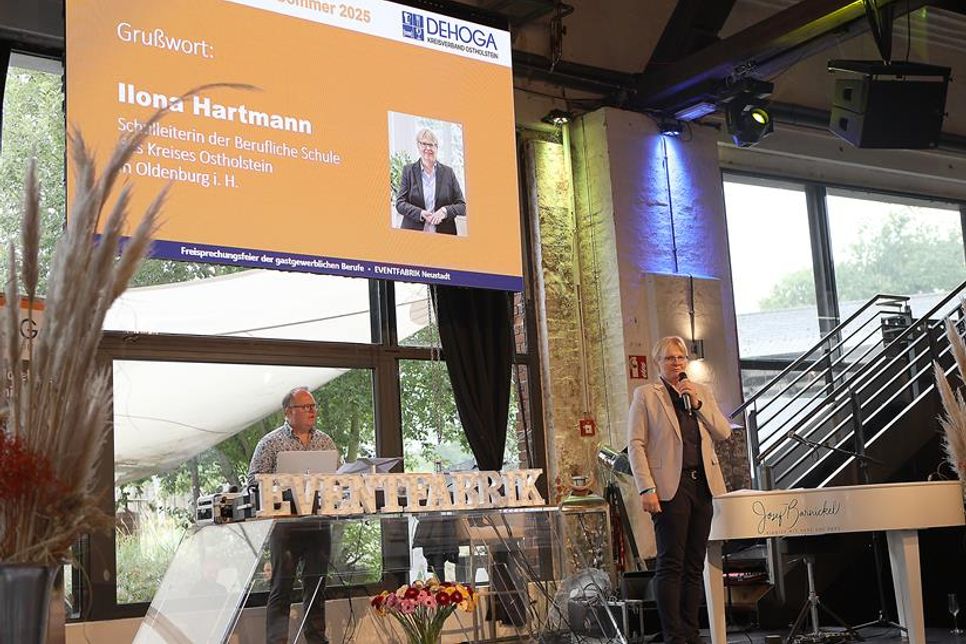 Olona Hartmann, die Schulleiterin der Beruflichen Schulen Ostholstein, richtete das Wort an die Absolventen.