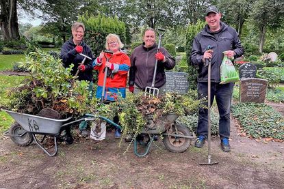 Petra Griep, Anna-Lena Moje, Malena Larsson und Michael Jahnke (von links) arbeiteten 2023 beim „Schichtwechsel“ vormittags zusammen auf dem Bosauer Friedhof …