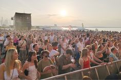 Die Location am Niendorfer Freistrand bietet eine einmalige Kulisse für die beliebten „StrandKonzerte”- inklusive Sonnenuntergang in der Ostsee, hier am Samstagabend beim Konzert von TOPIC.