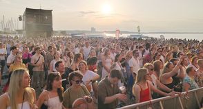 Die Location am Niendorfer Freistrand bietet eine einmalige Kulisse für die beliebten „StrandKonzerte”- inklusive Sonnenuntergang in der Ostsee, hier am Samstagabend beim Konzert von TOPIC.