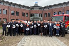Lars Nissen, Co-Vorstandssprecher, und Anna Wiatrok, Leiterin Marketing / Kommunikation, übergeben die Frühjahrsspenden in Ostholstein an die Spendenempfänger.