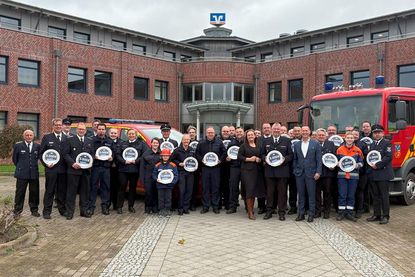 Lars Nissen, Co-Vorstandssprecher, und Anna Wiatrok, Leiterin Marketing / Kommunikation, übergeben die Frühjahrsspenden in Ostholstein an die Spendenempfänger.