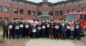 Lars Nissen, Co-Vorstandssprecher, und Anna Wiatrok, Leiterin Marketing / Kommunikation, übergeben die Frühjahrsspenden in Ostholstein an die Spendenempfänger.