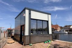 Mit der neuen Glasverkleidung der Meerwasserentnahmestation ist ein modernes Erscheinungsbild für die Hafenwestseite entstanden.