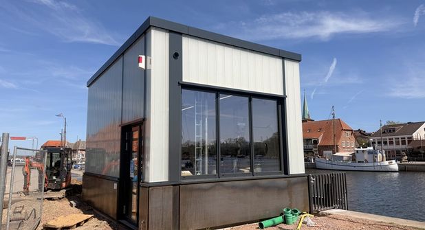 Mit der neuen Glasverkleidung der Meerwasserentnahmestation ist ein modernes Erscheinungsbild für die Hafenwestseite entstanden.