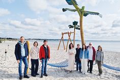 Benjamin Hamer (von links), Tanja Eymann und Thomas Albertin vom Bauamt der Gemeinde mit Bürgermeisterin Bettina Schäfer, Bürgervorsteherin Anja Bendfeldt, Nele Dettbarn von der Jugendpflege, Sozialausschuss-Vorsitzenden Jürgen Brede und Tanja Schridde, Regionalmanagerin Aktivregion Innere Lübecker Bucht, bei der Eröffnung des Jugendstrands in Scharbeutz.