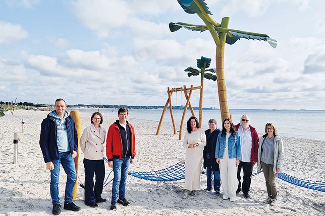 Benjamin Hamer (von links), Tanja Eymann und Thomas Albertin vom Bauamt der Gemeinde mit Bürgermeisterin Bettina Schäfer, Bürgervorsteherin Anja Bendfeldt, Nele Dettbarn von der Jugendpflege, Sozialausschuss-Vorsitzenden Jürgen Brede und Tanja Schridde, Regionalmanagerin Aktivregion Innere Lübecker Bucht, bei der Eröffnung des Jugendstrands in Scharbeutz.