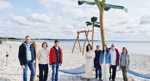 Benjamin Hamer (von links), Tanja Eymann und Thomas Albertin vom Bauamt der Gemeinde mit Bürgermeisterin Bettina Schäfer, Bürgervorsteherin Anja Bendfeldt, Nele Dettbarn von der Jugendpflege, Sozialausschuss-Vorsitzenden Jürgen Brede und Tanja Schridde, Regionalmanagerin Aktivregion Innere Lübecker Bucht, bei der Eröffnung des Jugendstrands in Scharbeutz.
