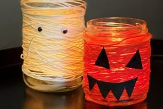 Besonders schön wirken mehrere Gläser nebeneinander, so wird der Hauseingang oder die Fensterbank zum echten Hingucker in der Halloween-Nacht.
