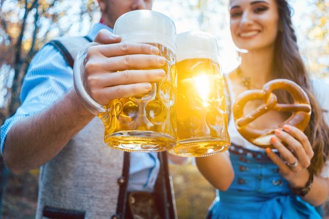 Kühles Bier aus dem Maßkrug und deftige bayerische Schmankerl sorgen für das leibliche Wohl.