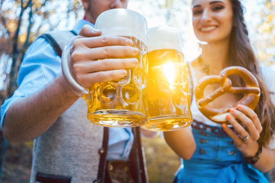 Kühles Bier aus dem Maßkrug und deftige bayerische Schmankerl sorgen für das leibliche Wohl.