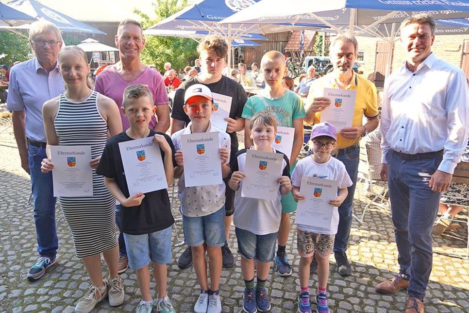 Die geehrten Sportlerinnen und Sportler nahmen die Gratulation und eine Urkunde von Bürgervorsteher Klaus Winter (lks.) und Bürgermeister Michael Robien (re.) entgegen.