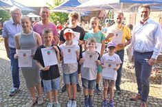 Die geehrten Sportlerinnen und Sportler nahmen die Gratulation und eine Urkunde von Bürgervorsteher Klaus Winter (lks.) und Bürgermeister Michael Robien (re.) entgegen.