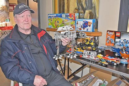 Hermann Andresen (82) aus Bordesholm ist das Urgestein des Preetzer Lego- und Playmobil-Flohmarktes.