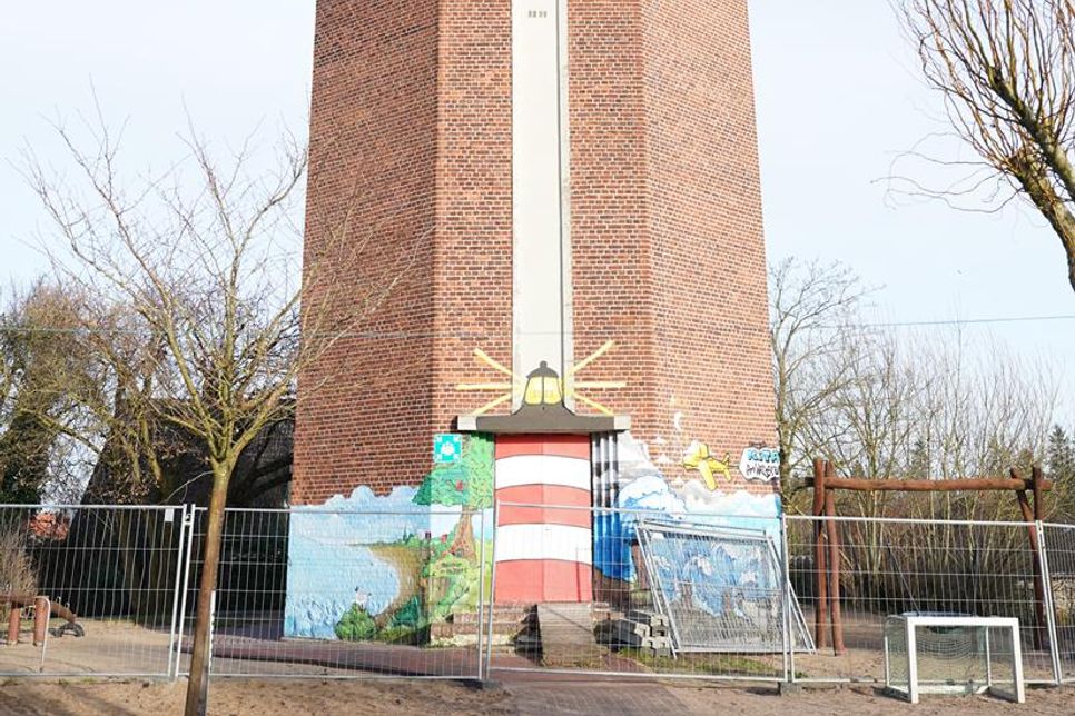 Der Außenbereich des 1929 erbauten Wasserturms auf dem Gelände der Kindertagesstätte kann seit Juni 2024 nicht mehr genutzt werden.