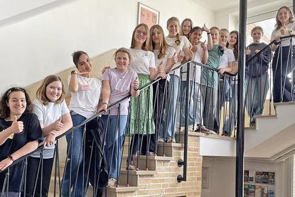 Kreativ und voller Energie: Teilnehmerinnen der „Mädchenwerkstatt MIA“, Betreuerinnen Emilie Grützner (l.) und Lena Iffländer (r.) im Naturfreundehaus Kalifornien. In einem einwöchigen Workshop entwickelten sie ein Drehbuch für einen Film, der im Herbst Premiere feiern soll