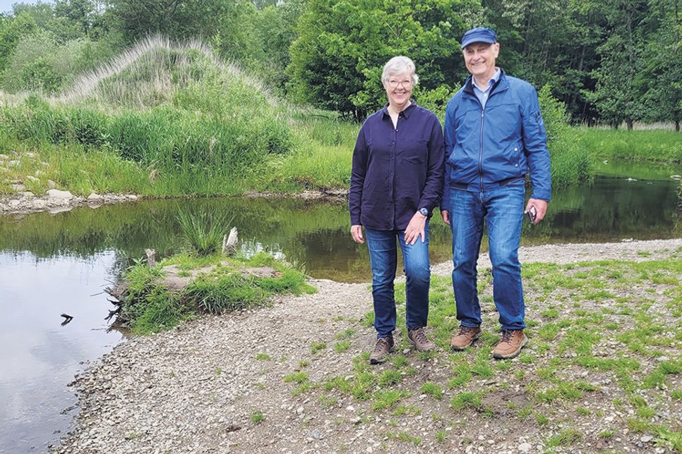 Die Landesnaturschutzbeauftrage Dr. Juliane Rumpf und Dietrich Janzen an der renaturierten Schwartau.