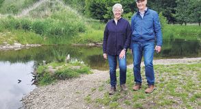Die Landesnaturschutzbeauftrage Dr. Juliane Rumpf und Dietrich Janzen an der renaturierten Schwartau.