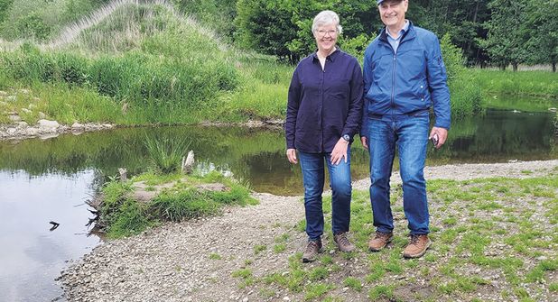 Die Landesnaturschutzbeauftrage Dr. Juliane Rumpf und Dietrich Janzen an der renaturierten Schwartau.