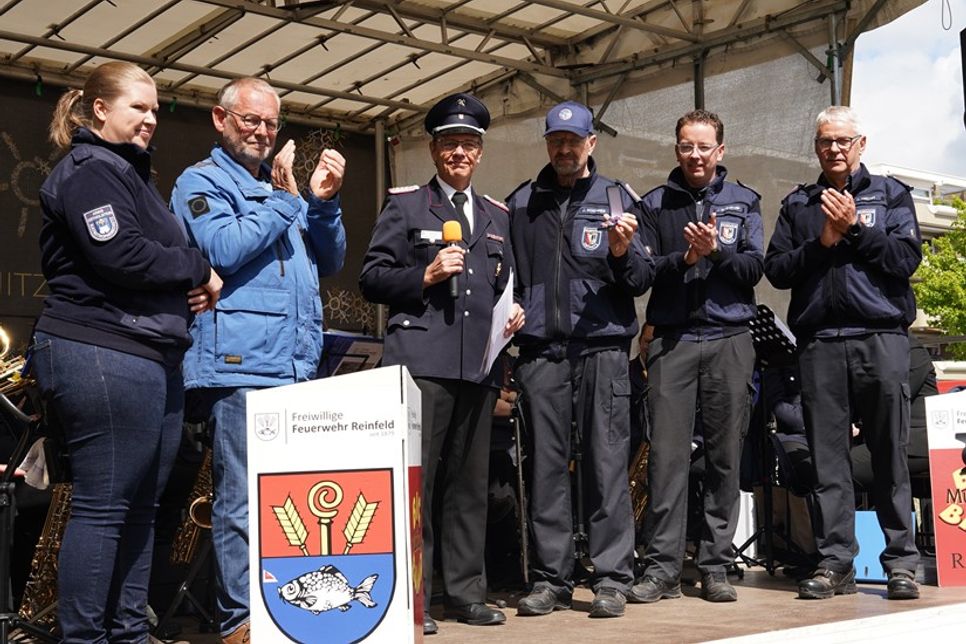Franziska Ehmke vom Kreis, Bürgervorsteher Matthias Dammer, Kreisbrandmeister Michael Hasselmann, Organisator Jörg Schemmer, Wehrführer Jacob Revenstorf und stellvertretender Ortswehrführer, Kai Fischer (v. lks.) bei der Eröffnung.