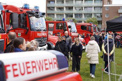 Feuerwehr so weit das Auge reicht.