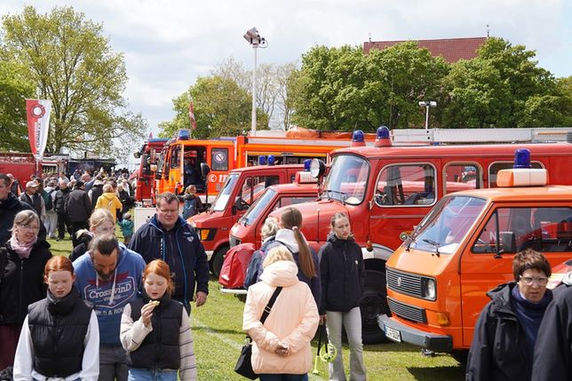 Tausende Besucherinnen und Besucher kamen zur Wiese an der Uferstraße, um sich die 170 Fahrzeuge anzuschauen.