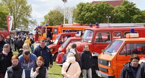 Tausende Besucherinnen und Besucher kamen zur Wiese an der Uferstraße, um sich die 170 Fahrzeuge anzuschauen.