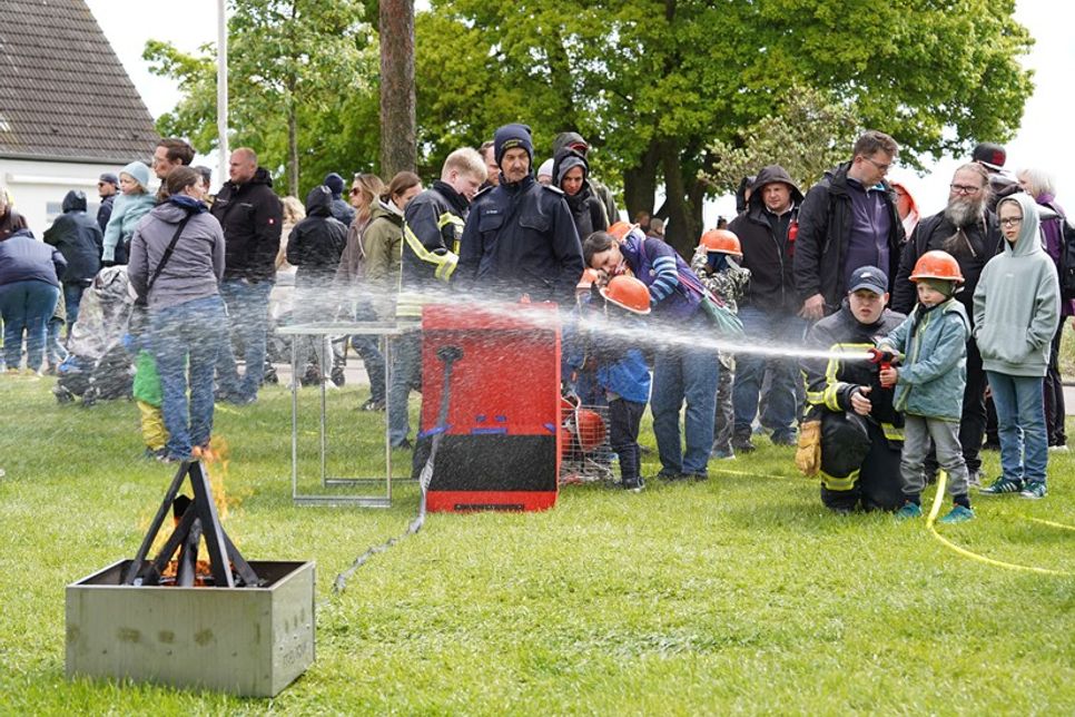 Auch die Kleinsten durften bereits Feuer löschen.
