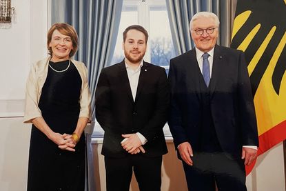 Anlässlich der persönlichen Begegnung mit dem Bundespräsidenten und seiner Gattin hat sich Pfadfinder und „ResteRitter“ Moritz Dietzsch mit weißem Hemd und schwarzen Anzug elegant gekleidet. Bildnachweis: Presse- und Informationsamt der Bundesregierung, Bundesbildstelle 11044 Berlin.