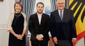 Anlässlich der persönlichen Begegnung mit dem Bundespräsidenten und seiner Gattin hat sich Pfadfinder und „ResteRitter“ Moritz Dietzsch mit weißem Hemd und schwarzen Anzug elegant gekleidet. Bildnachweis: Presse- und Informationsamt der Bundesregierung, Bundesbildstelle 11044 Berlin.