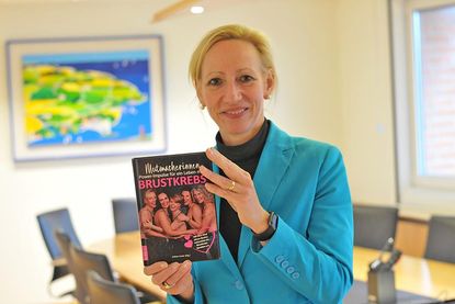 Esther Irmer aus Kalübbe hat das Buch „Mutmacherinnen - Power-Impulse für ein Leben mit Brustkrebs“ herausgegeben, das Neuerkrankte aus Schleswig-Holstein geschenkt bekommen.